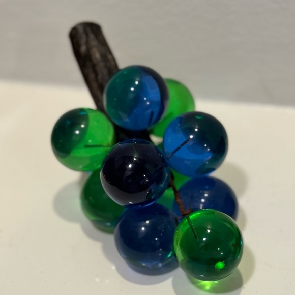 Vintage Pair of MCM Green & Blue Lucite Grape Clusters - Picture 4 of 6